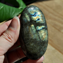 Load image into Gallery viewer, Labradorite Palm Stone