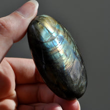Load image into Gallery viewer, Labradorite Palm Stone