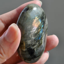 Load image into Gallery viewer, Labradorite Palm Stone