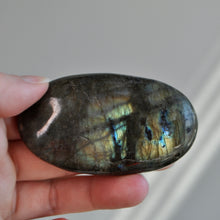 Load image into Gallery viewer, Labradorite Palm Stone
