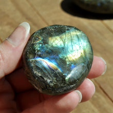 Load image into Gallery viewer, Labradorite Palm Stone