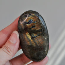 Load image into Gallery viewer, Labradorite Palm Stone