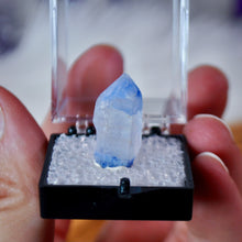 Load image into Gallery viewer, Dumortierite included Quartz
